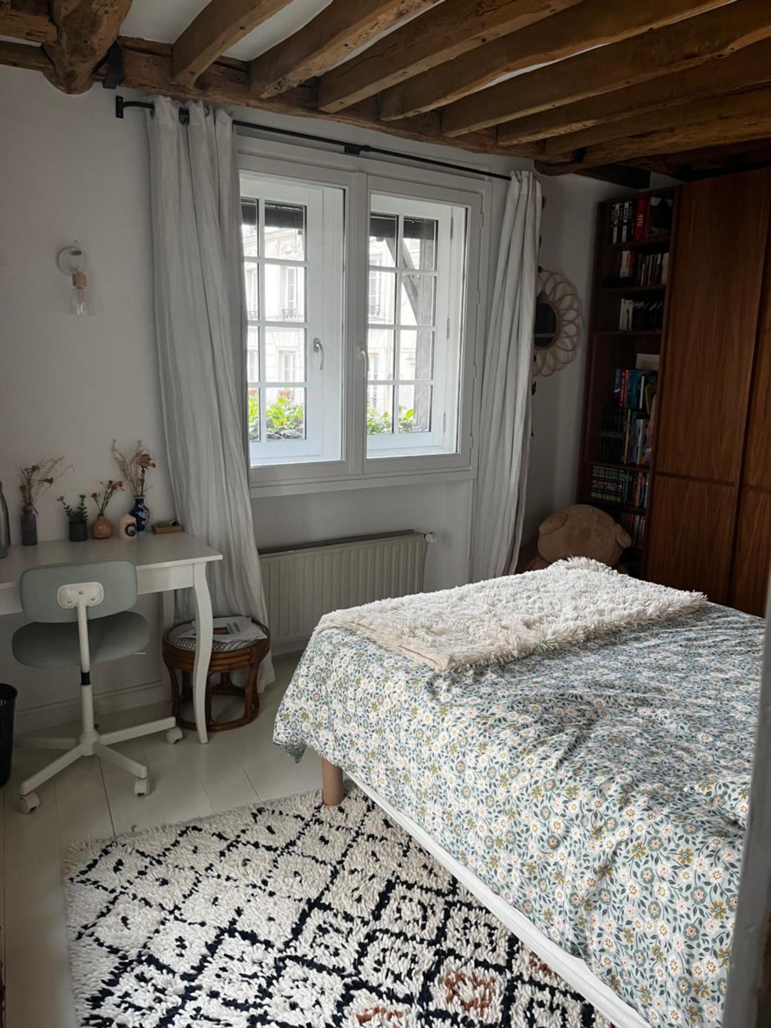 Deux En Plein Coeur De Montmartre, *